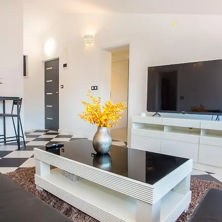 Apartment Black & White *