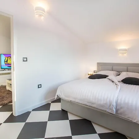 Black & White Apartment *